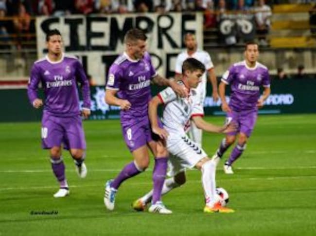 Toni y Kroos pugnan por un balón