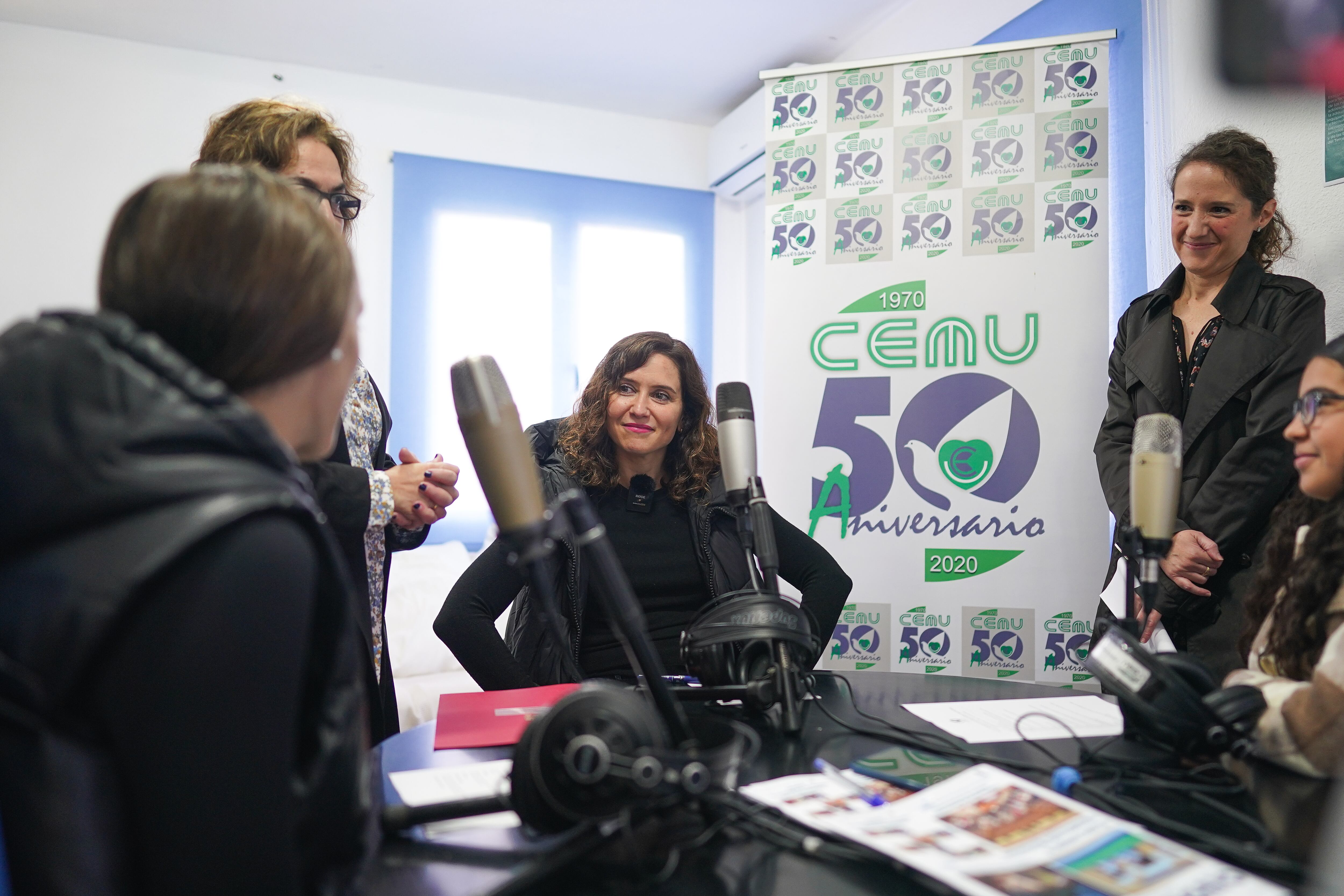 Isaberl Díaz Ayuso, en la visita a la radio de la CiudadEscuela Muchachos de Leganés