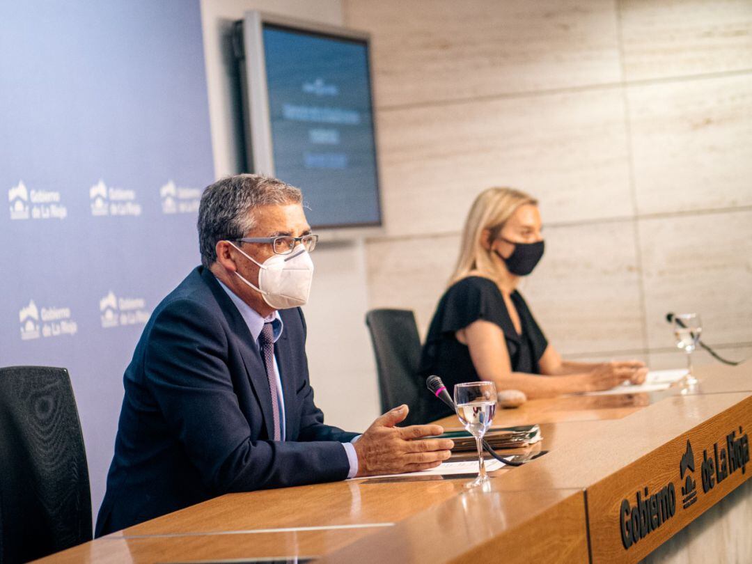 El consejero de Servicios Sociales y Gobernanza Pública, Pablo Rubio, y la directora de Dependencia, Discapacidad y Mayores, María Somalo