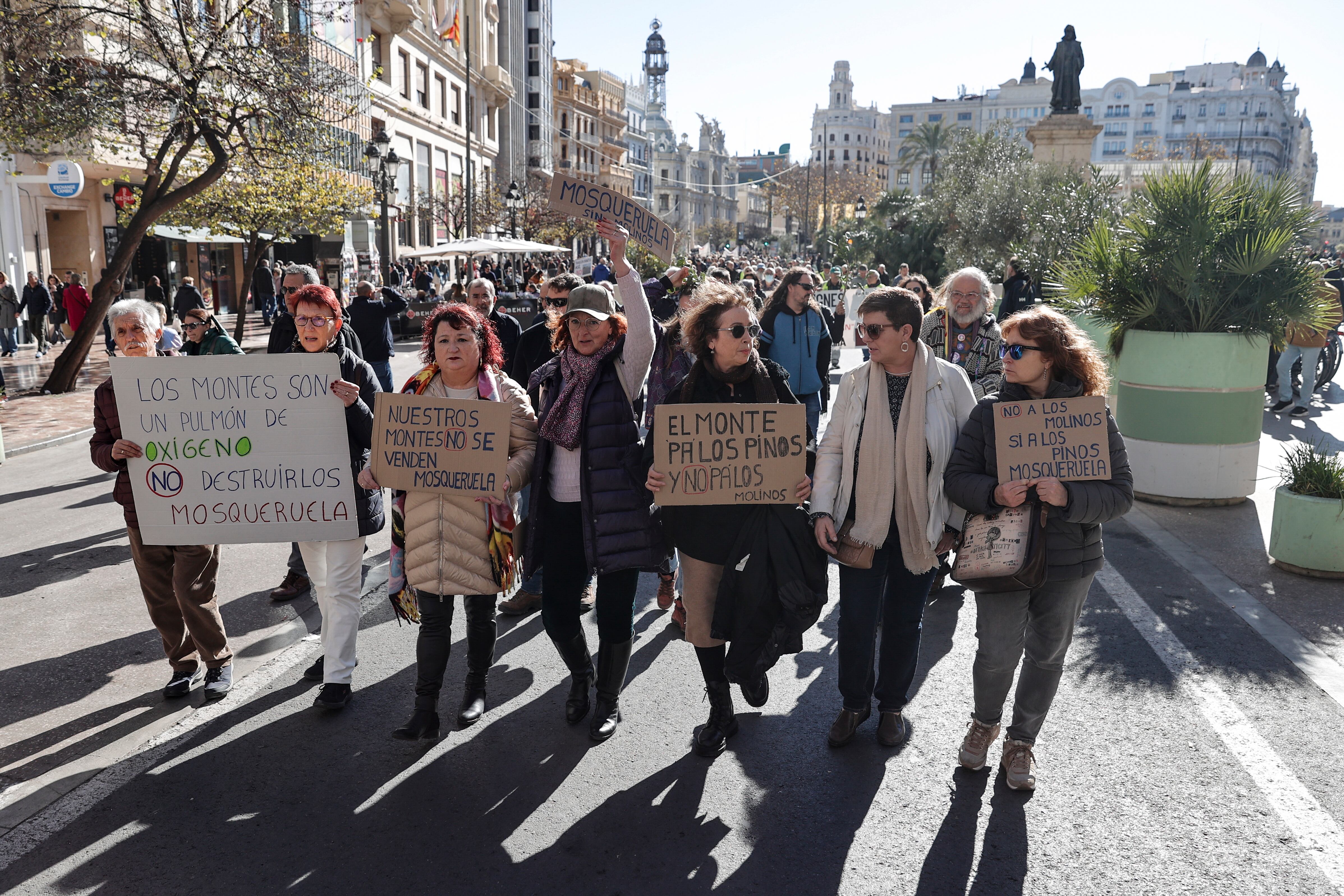 La Coordinadora Valenciana por una Ubicación Racional de las Energías Renovables, que reúne a 50 asociaciones de 40 municipios, celebra una manifestación bajo el lema &quot;Renovables sí, pero no así&quot; para denunciar que las macroplantas eólicas y fotovoltaicas programadas se ubicarán en lugares que solo interesan a grandes empresas.