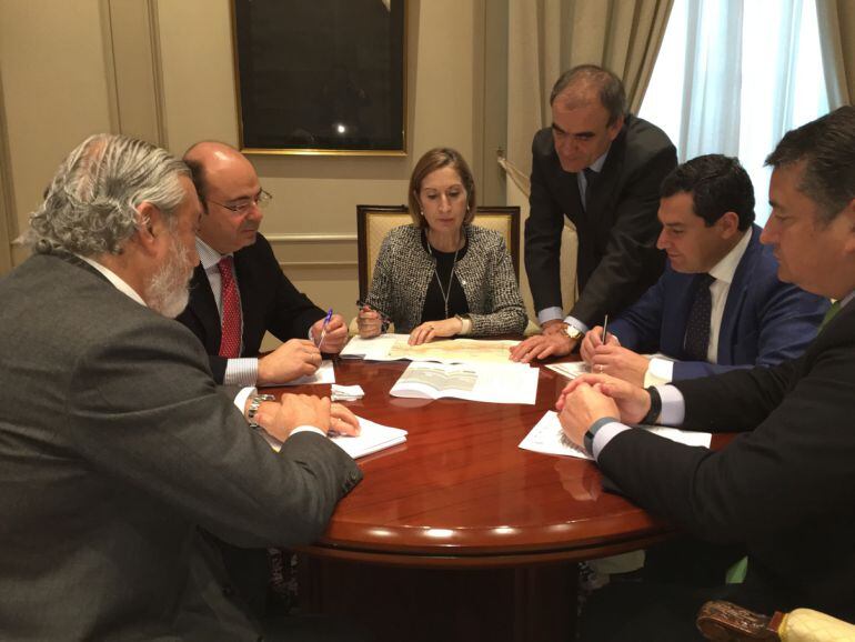 Reunión sobre el AVE de Granada de la ministra de Fomento, Ana Pastor, con el presidente del PP de Andalucia, Juanma Moreno, y el presidente del PP granadino, Sebastián Pérez