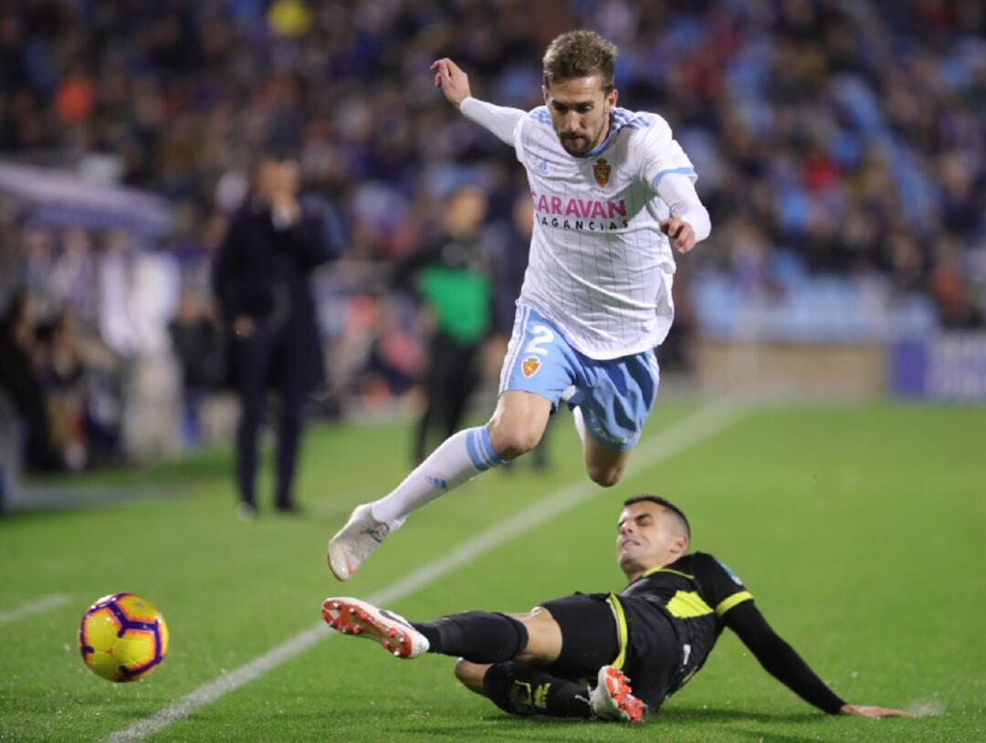 Alberto Benito salva la enrada de un jugador del Granada en el partido de la primera vuelta en La Romareda