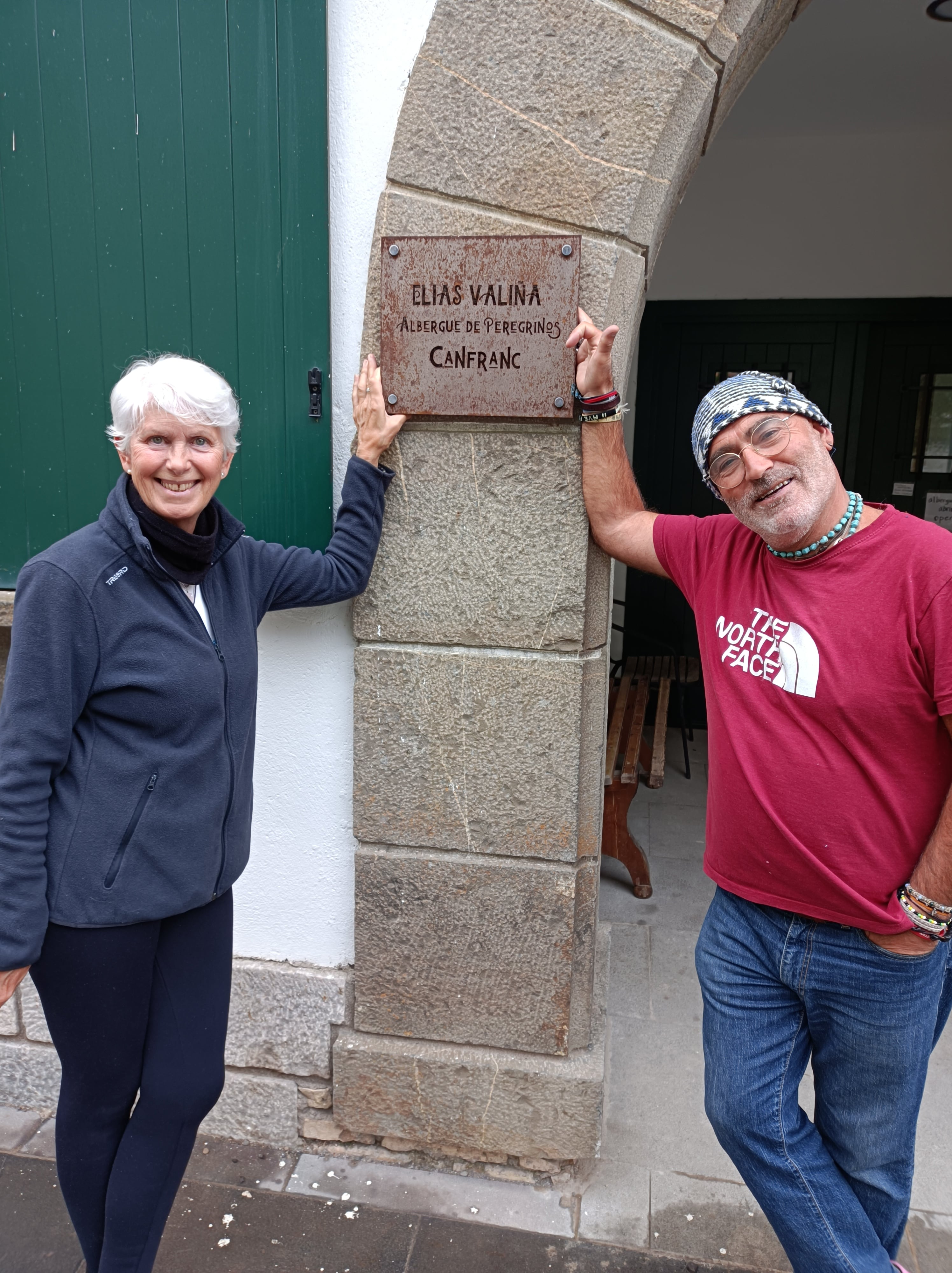 Roser y Pere, hospitaleros del albergue de Canfranc pueblo durante unas semanas