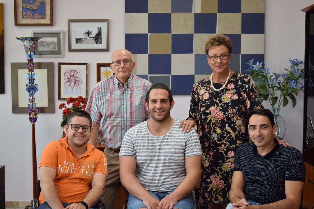 María Teresa Pérez Vázquez con los representantes del Club