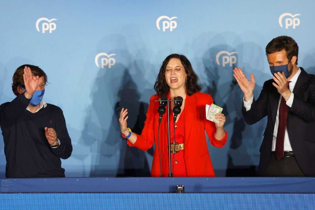 La presidenta de la Comunidad de Madrid y candidata por el Partido Popular a la reelección, Isabel Díaz Ayuso, acompañada por el presidente del partido Pablo Casado y el alcalde de Madrid José Luis Martínez-Almeida