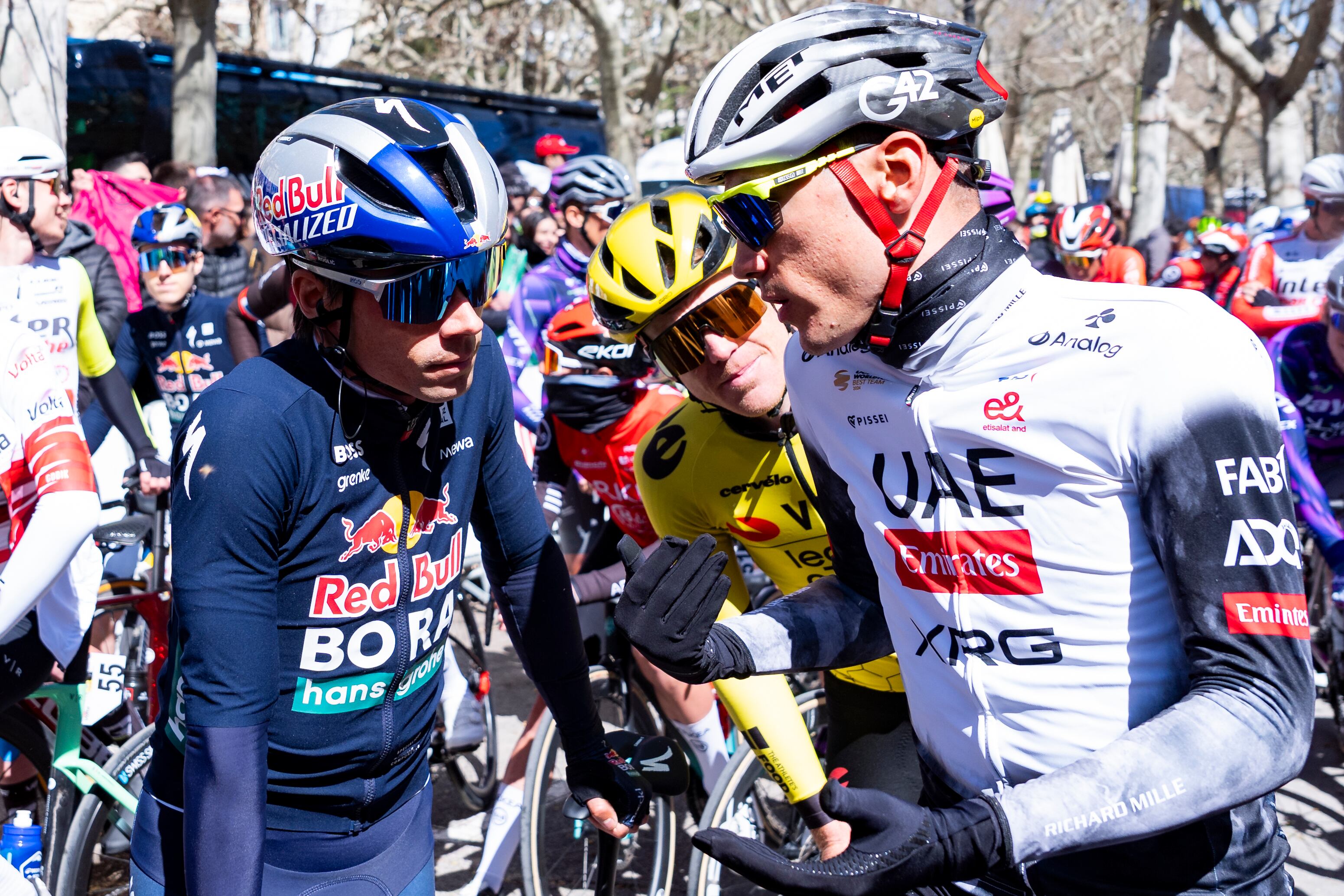 El corredor español de UAE Juan Ayuso habla con Primoz Roglic, del Red Bull Bora Hansgrohe, antes de salir en la sexta etapa de La Volta a Catalunya