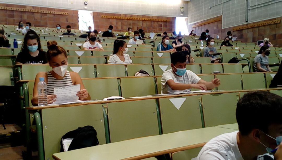 Estudiantes en la prueba EBAU en la Facultad de Derecho de la Universidad de Zaragoza