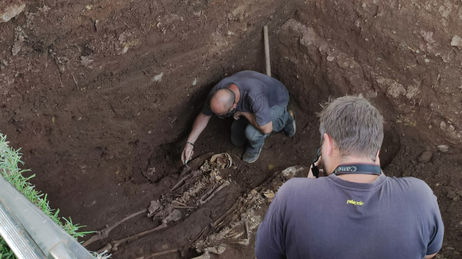 Miembros del equipo de trabajo de la Sociedad de Ciencias Aranzadi que interviene en la fosa común  del Cementerio de San Rafael en Córdoba