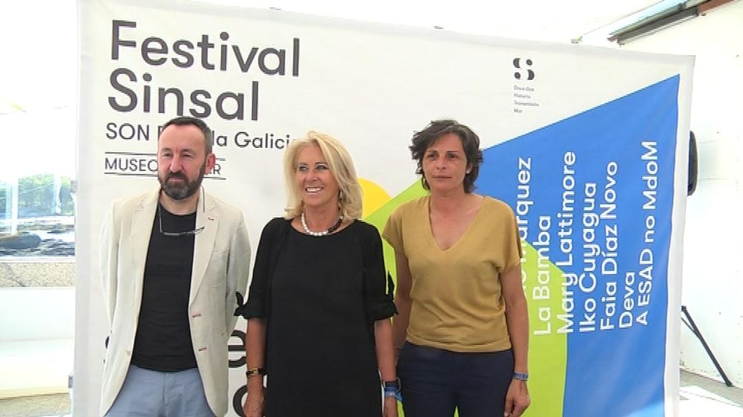 Julio Gómez, director del festival, acompañado por Corina Porro, delegada de la Xunta en Vigo, y por Marta Lucio, directora del Museo do Mar 