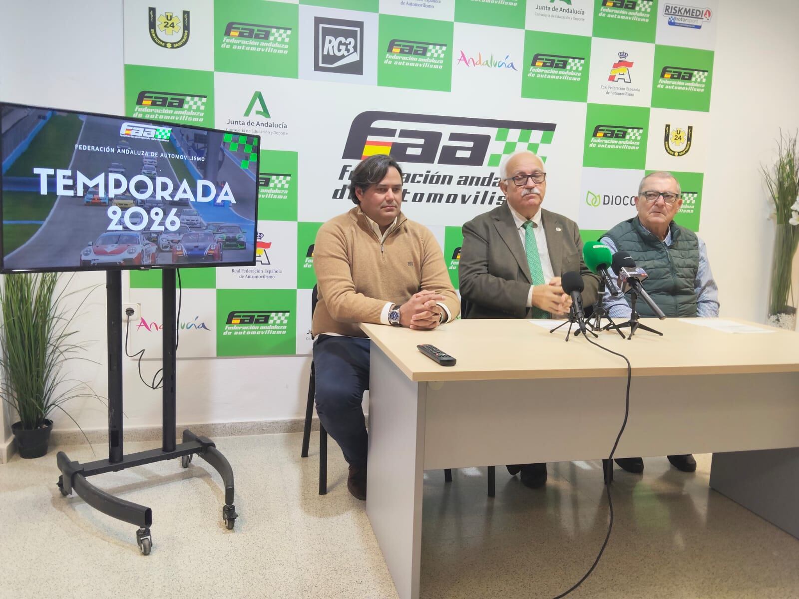 Manuel Alonso junto a Amador Jaén Eduardo Almeijide, presidente de la Comisión de Radiocontrol