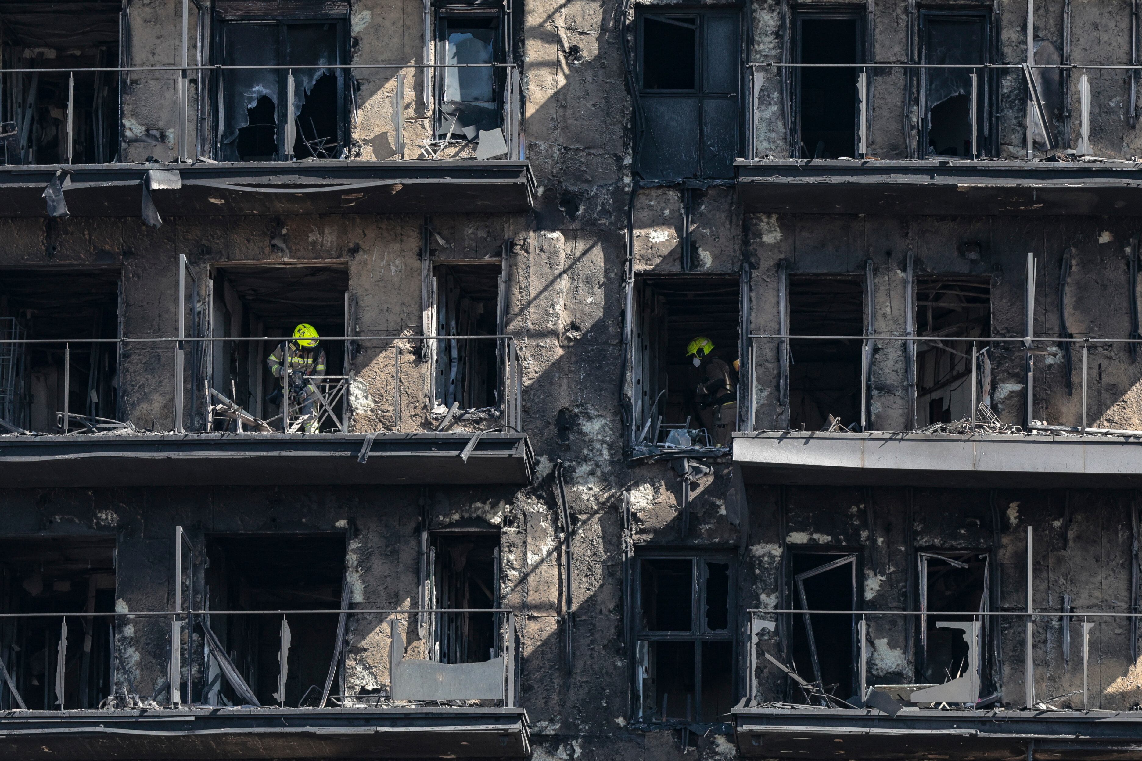 Los bomberos han empezado a acceder al interior del edificio incendiado en el barrio de Campanar de València para tratar de localizar a las posibles víctimas. EFE/Biel Aliño