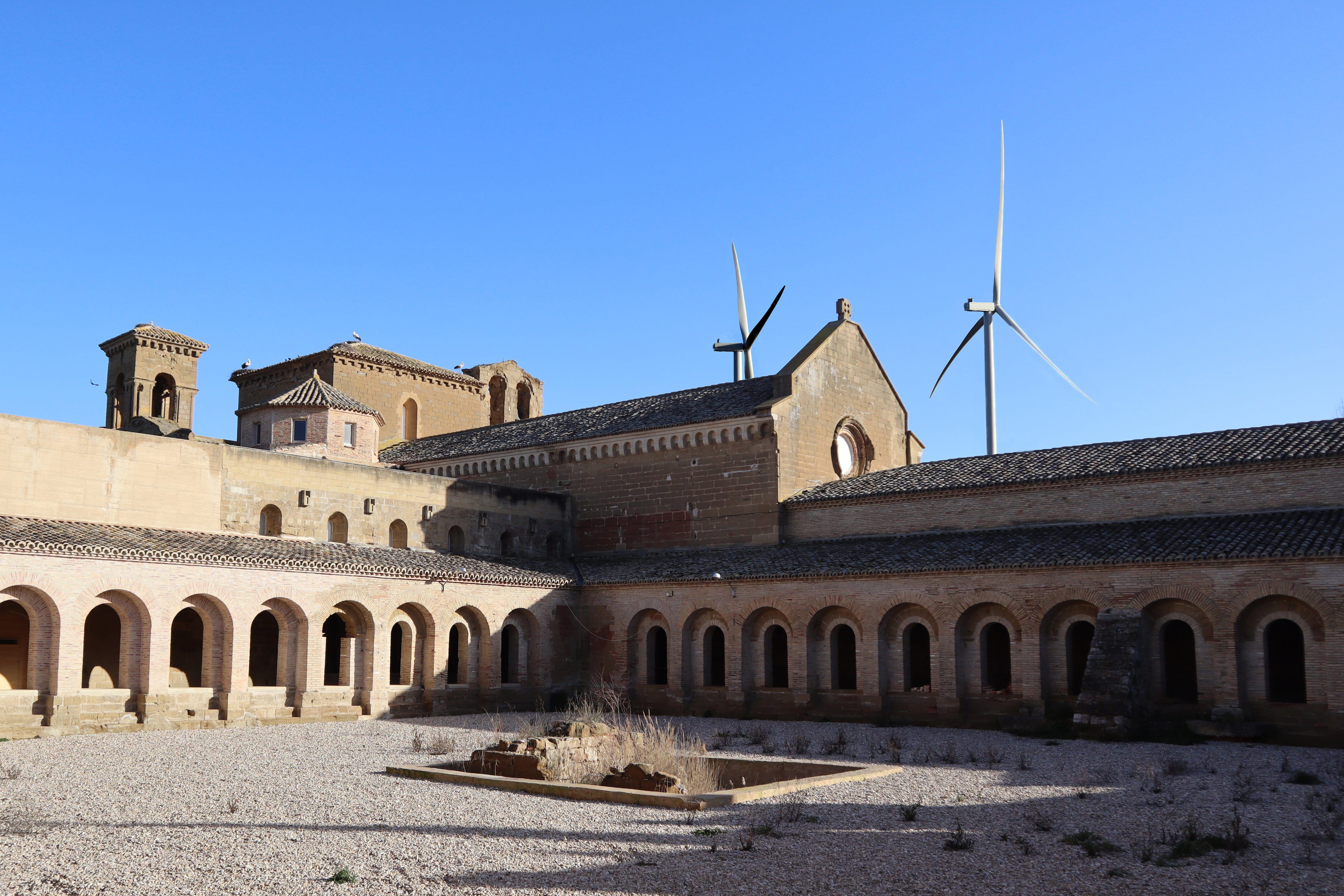 Recreación de cómo se verían los molinos desde el claustro del Monasterio de Sijena