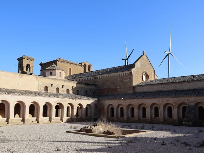 Recreación de cómo se verían los molinos desde el claustro del Monasterio de Sijena
