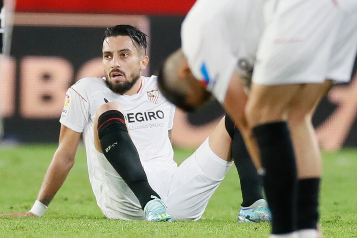 SEVILLA, 09/11/2022.- El lateral del Sevilla Álex Telles, al término del partido de Liga en Primera División que Sevilla FC y Real Sociedad han disputado hoy miércoles en el estadio Ramón Sánchez-Pizjuán, en Sevilla. EFE/José Manuel Vidal