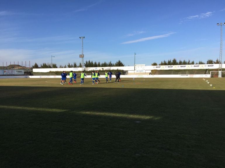 Calentamiento previo al partido en Marchamalo donde el Talavera de impuso por 0-6