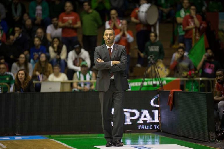 Jota Cuspinera dirigiendo a Tecnyconta en un partido de liga ACB