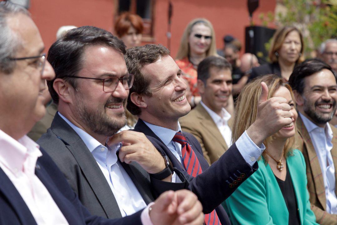  El presidente del Partido Popular y candidato a la Presidencia del Gobierno, Pablo Casado (c), clausuró este lunes un cóctel-mitin en el municipio tinerfeño de El Sauzal