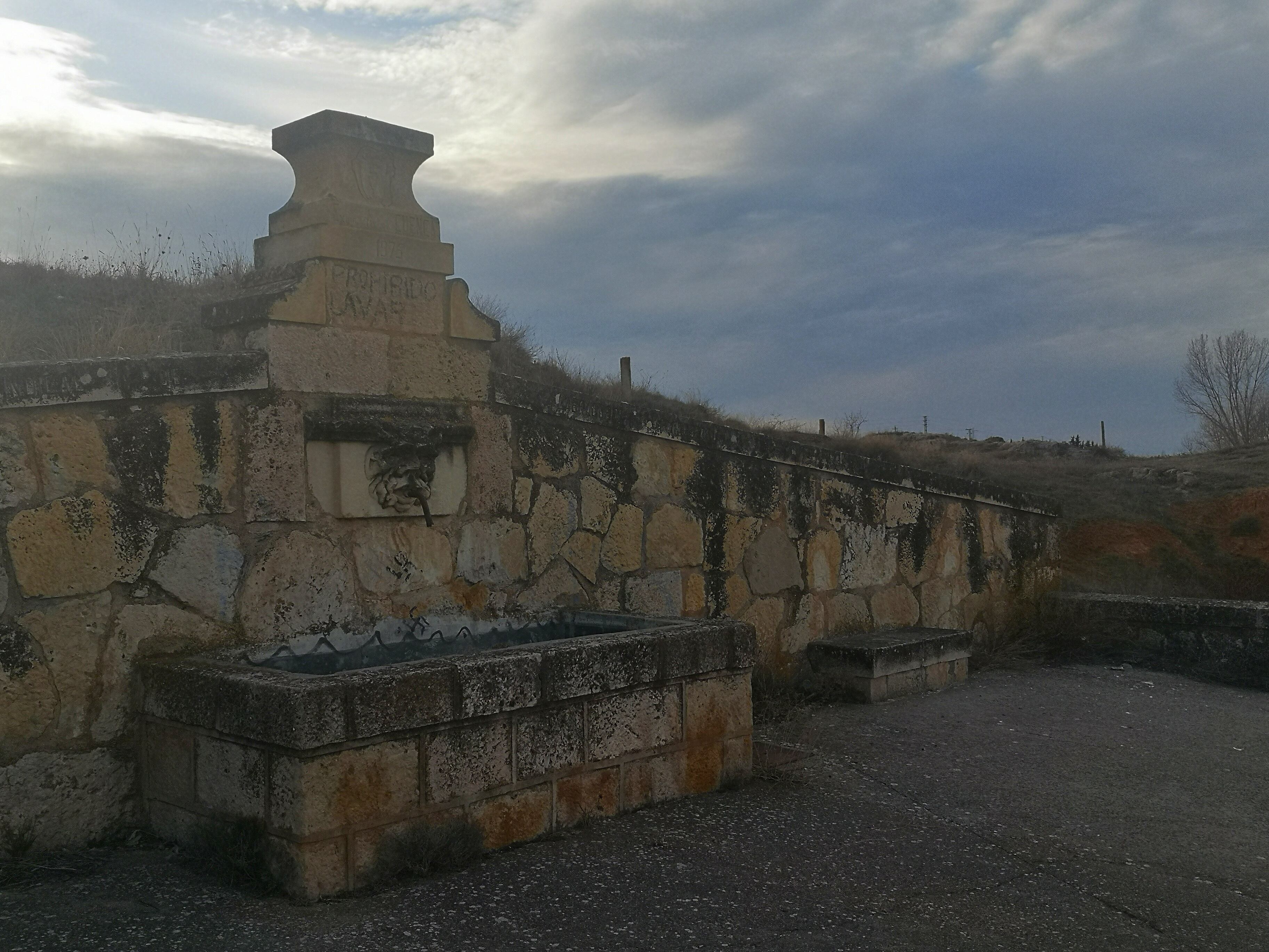 En el camino encontramos una fuente fechada en 1975.