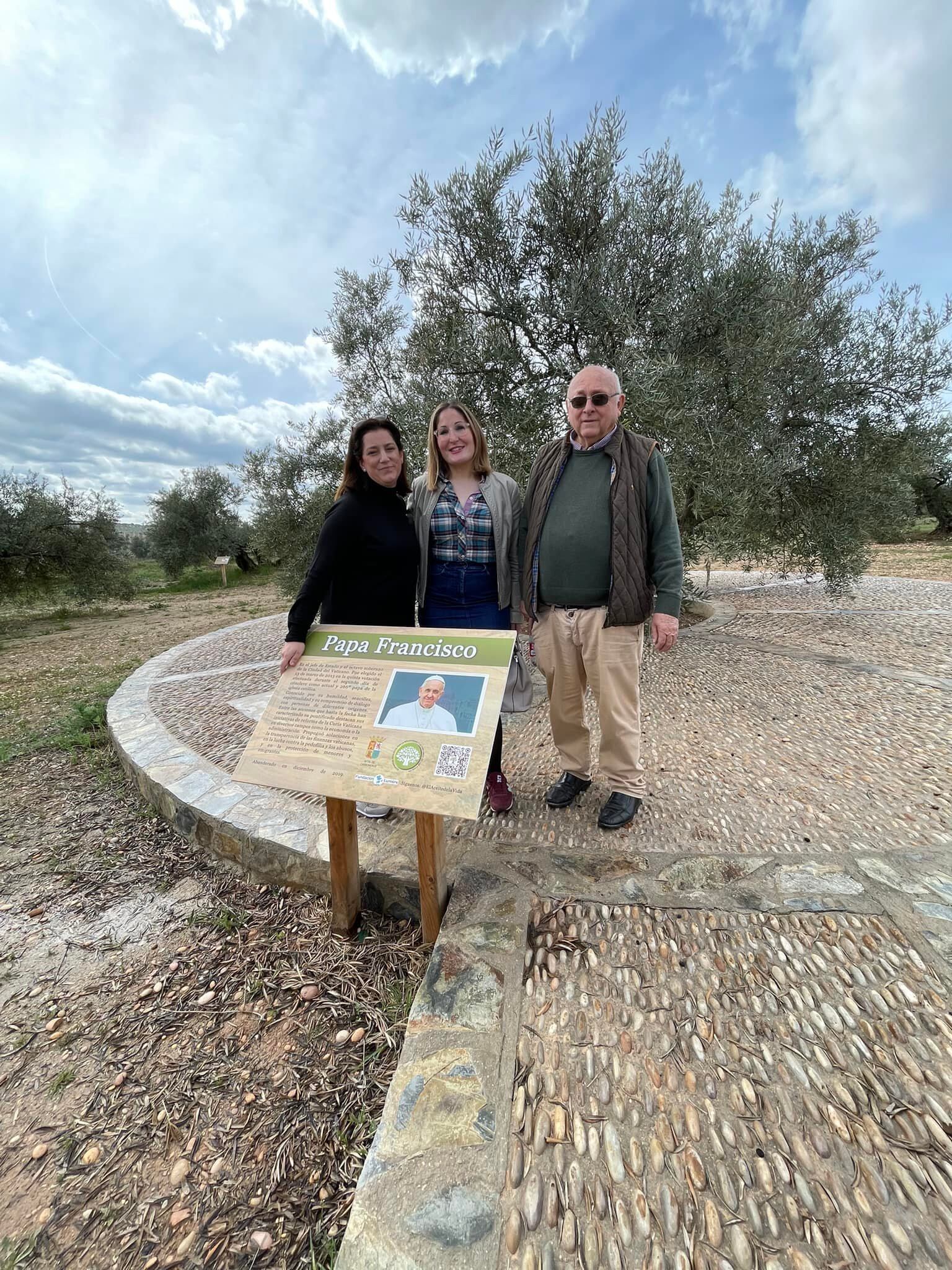 Montse Bonilla, de la Organización Internacional Mundo Rural Today, junto a Domingo Bonillo, alcalde de Carboneros, en la propia localidad.