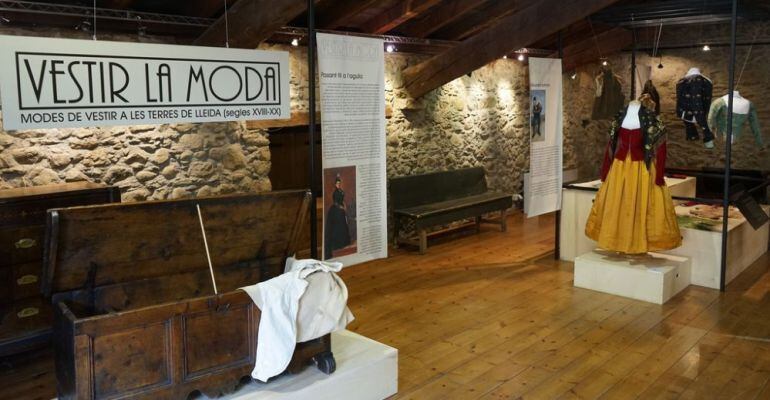 Tipus de roba que la gent vestia abans, a l'Ecomuseu de les Valls d'Àneu.