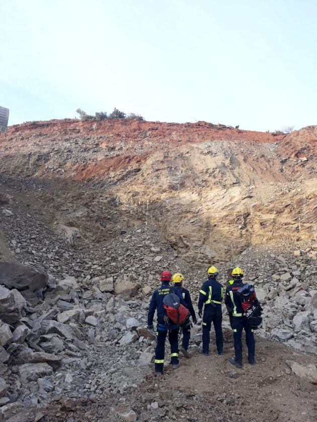 Un grupo de efectivos que participan en el rescate de Julen, el niño de 2 años que cayó el pasado domingo a un pozo en Totalán (Málaga)