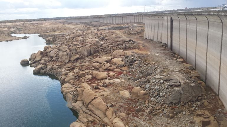 Embalse de Almendra, entre las provincias de Salamanca y Zamora. Su nivel ha bajado más de 20 metros respecto al año pasado