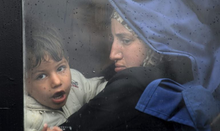 Refugiados en un autobús en Gevgelija en Macedonia. 