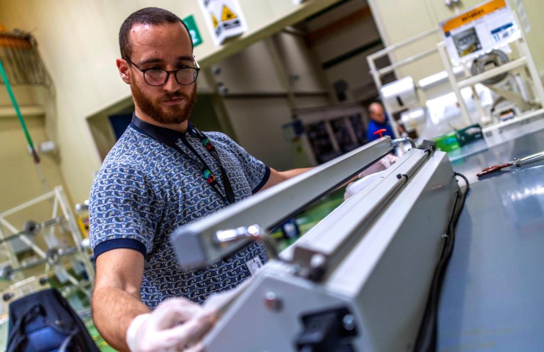 Trabajadores de la compañía aeronáutica Airbus en su planta de Illescas (Toledo) fabricando viseras 3D y batas.