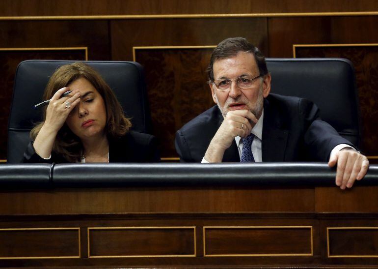 Spain&#039;s Prime Minister Mariano Rajoy (R) listens to a question next to Deputy Prime Minister Soraya Saenz de Santamaria during a government control session at Spain&#039;s Parliament in Madrid, April 22, 2015. REUTERS/Andrea Comas