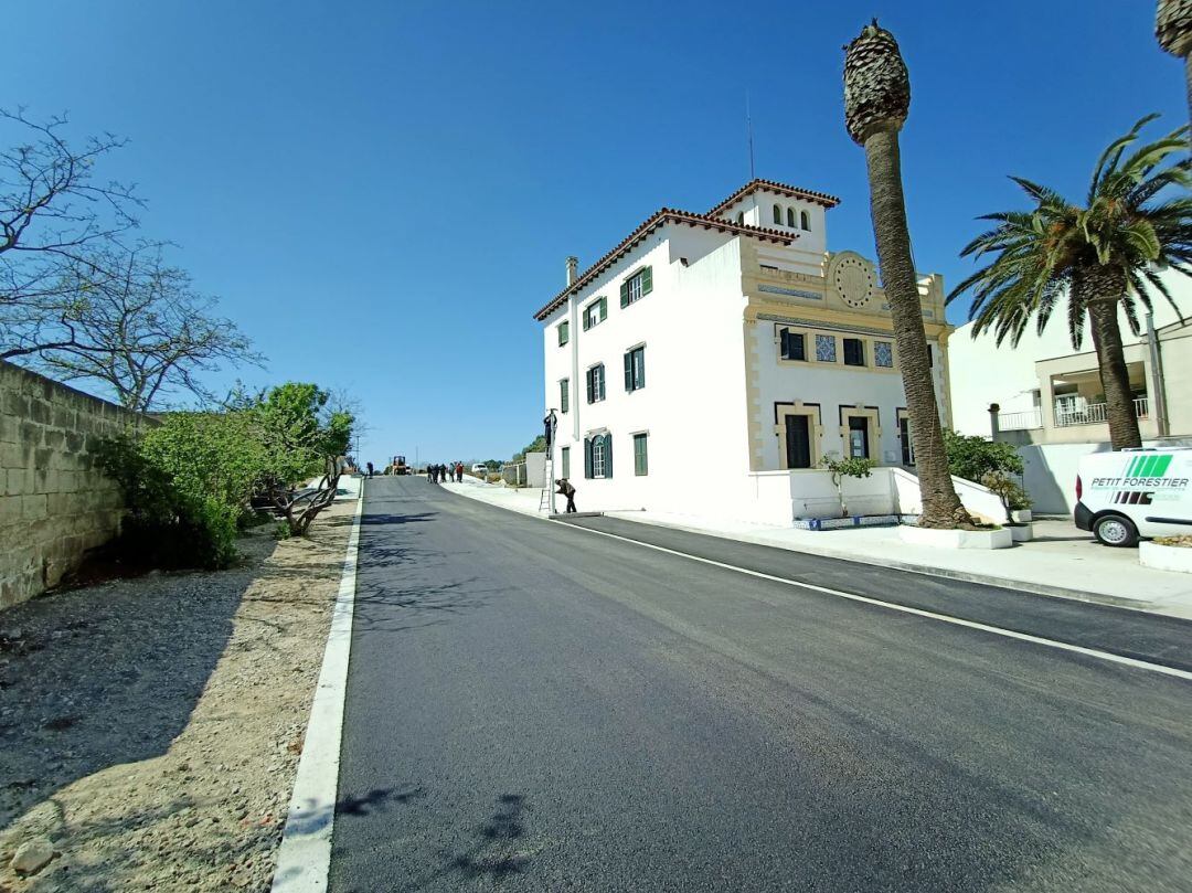 El nou carrer permet unir dues barriades i integra millor l'edifici de Creu Roja.