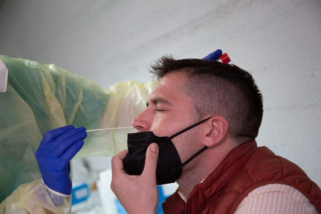 Archivo - Una sanitaria realiza un test de antígenos o una PCR a un hombre.