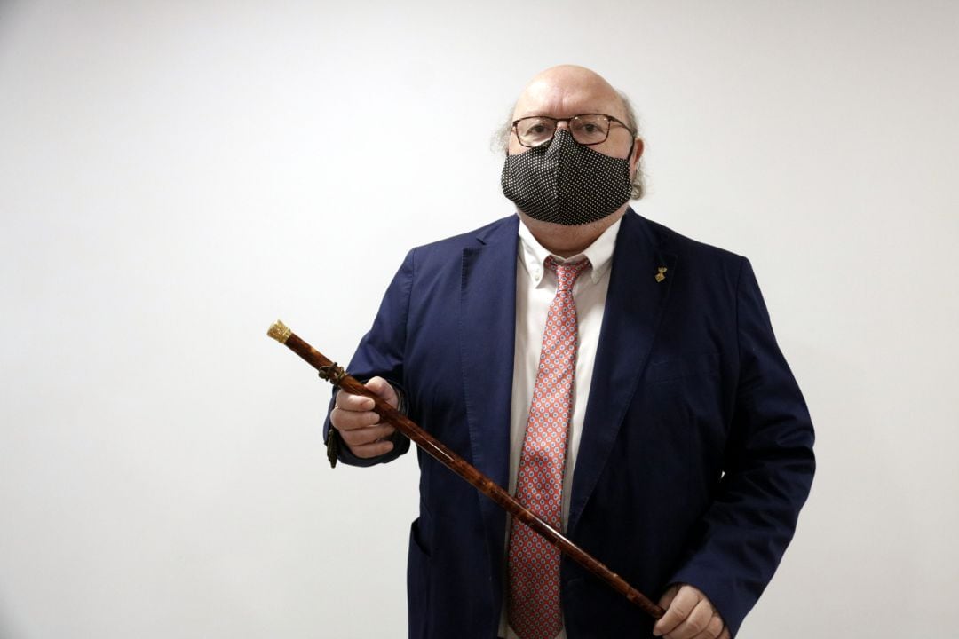 Jordi Soler, amb la vara d'alcalde després de prosperar la moció de censura