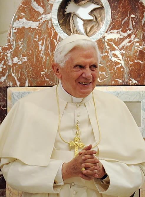 El Papa Benedicto XVI en un encuentro en la Catedral de Sulmona, Italia