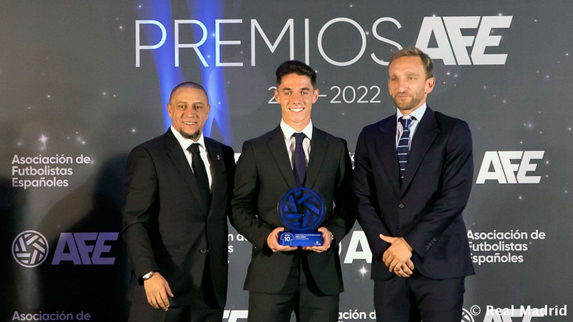 Arribas con el trofeo a mejor jugador entregado por Roberto Carlos.