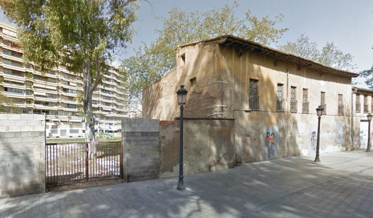 Solar donde ECOVIDRIO deposita las botellas que recoge en Ciutat Vella