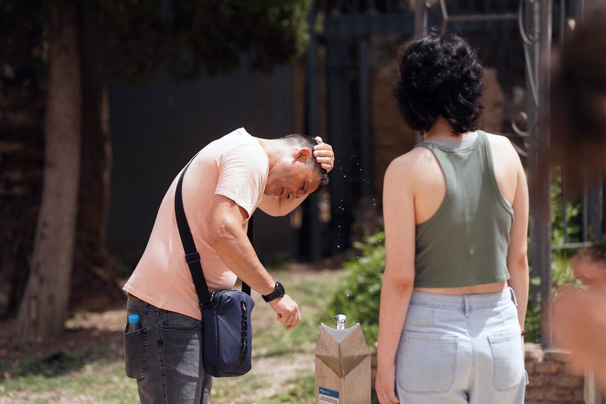 Una pareja se refresca por las altas temperaturas en Málaga