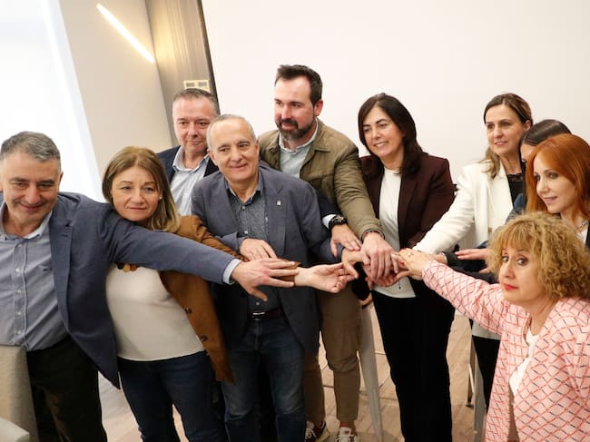 LUGO, 22/04/2026.- El Partido Popular ha registrado una moción de censura en el Ayuntamiento de Lugo que presumiblemente derribará al gobierno bipartito formado por socialistas y los nacionalistas del BNG, con el apoyo de sus doce concejales y de la edila no adscrita, María Reigosa, quien hace tan solo unas semanas formalizó su salida del grupo municipal del PSdeG. En la imagen, la portavoz del grupo municipal del Partido Popular, Elena Candia (5d) y María Reigosa (4d), entre otros, tras la rueda de prensa EFE/ Eliseo Trigo