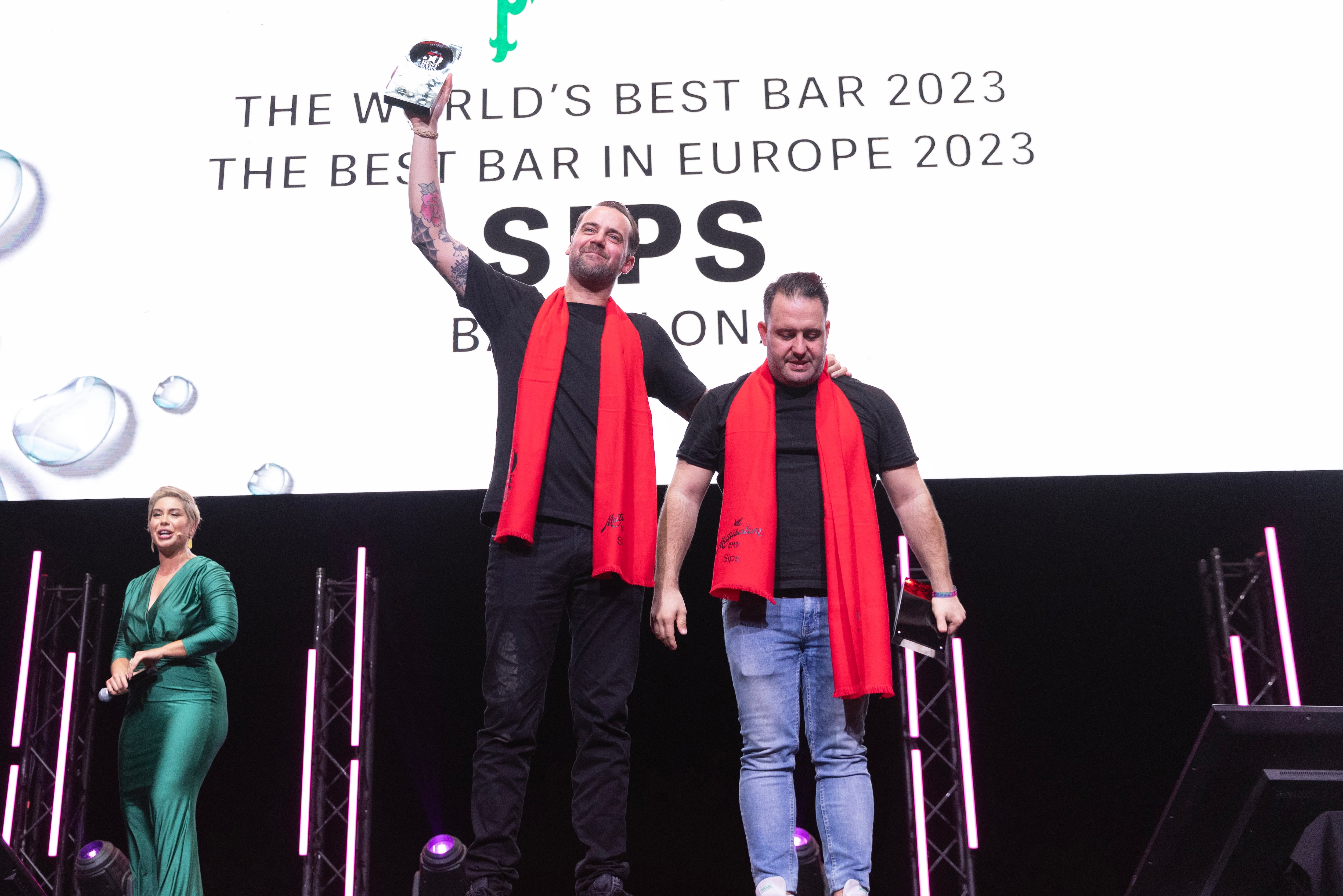 Simone Caporale (i) y Marc Alvarez (d) de &#039;Sips&#039; celebran el premio a mejor coctelería del mundo en una ceremonia celebrada en Singapur.