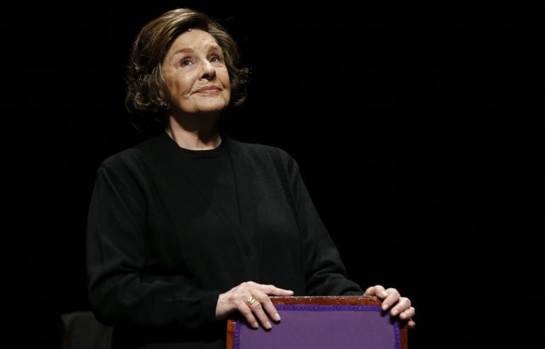 La actriz Lola Herrera, en el papel del Carmen Sotillo, durante el pase gráfico de &#039;Cinco horas con Mario&#039; de Miguel Delibes, hoy en el Teatro Reina Victoria de Madrid