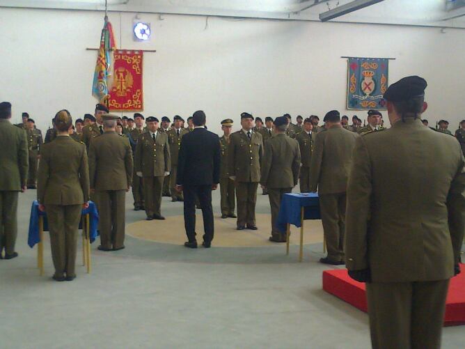 Las autoridades castrenses imponen condecoraciones a los militares destacados.