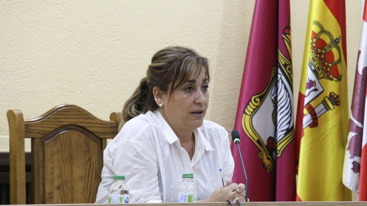 La concejal no adscrita, Nuria Fernández, critica el alto gasto de personal en el presupuesto de Cuéllar