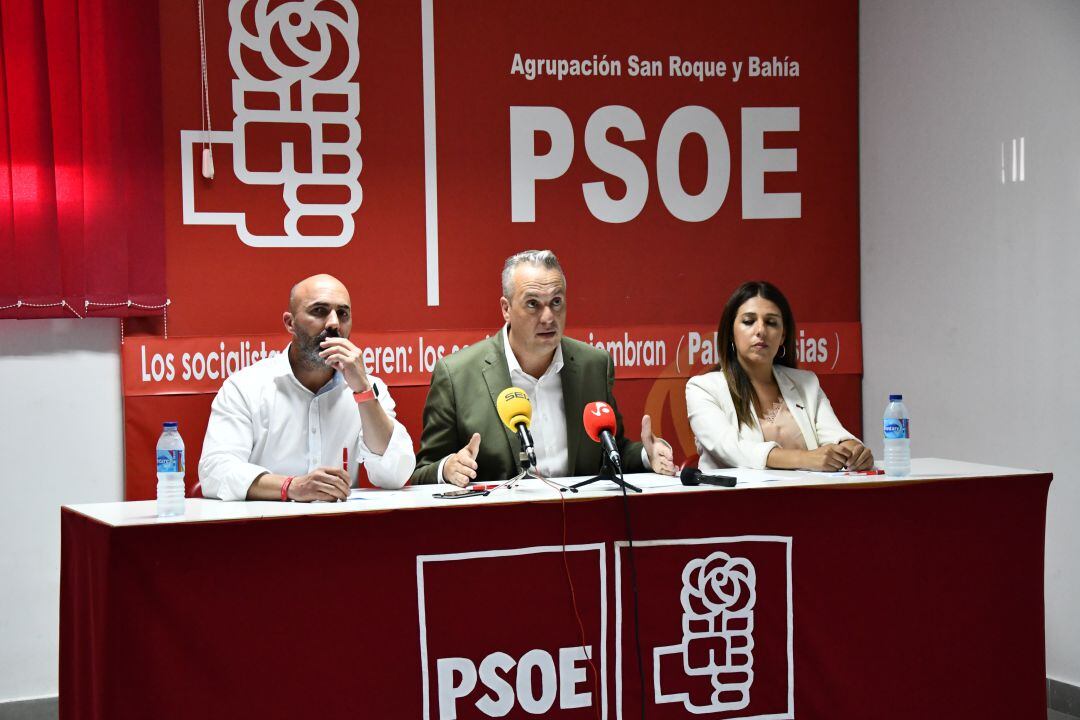 Juan Carlos Ruiz Boix, Vicesecretario provincial del PSOE en Cádiz, junto a miembros de su gobierno