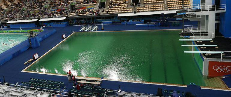 La piscina de saltos con un tono verde