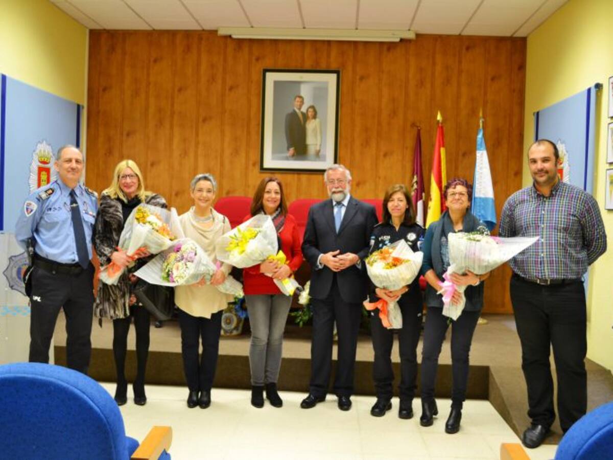 Ramos felicita a cinco mujeres del Cuerpo de la Policía de Talavera