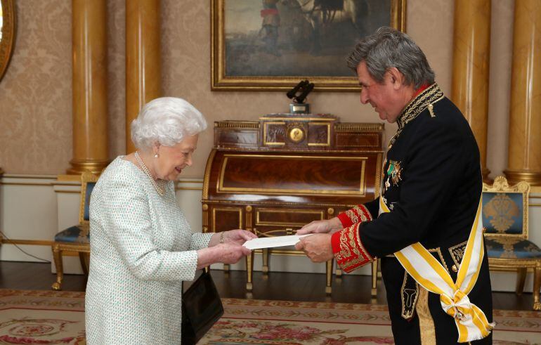 Carlos Bastarreche, en el palacio de Buckingham con la reina Isabel II.