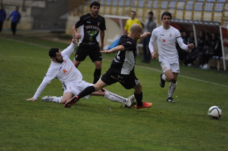 Miguel Villarejo trata de robar un balón en el último partido