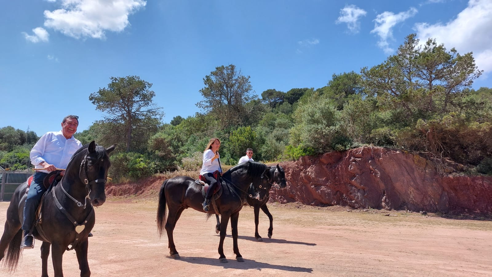 Francesc Ametller, Susana Mora i Tòfol Marquès van donar exemple muntant-se a sobre d'un exemplar a la presentació de la Fira.