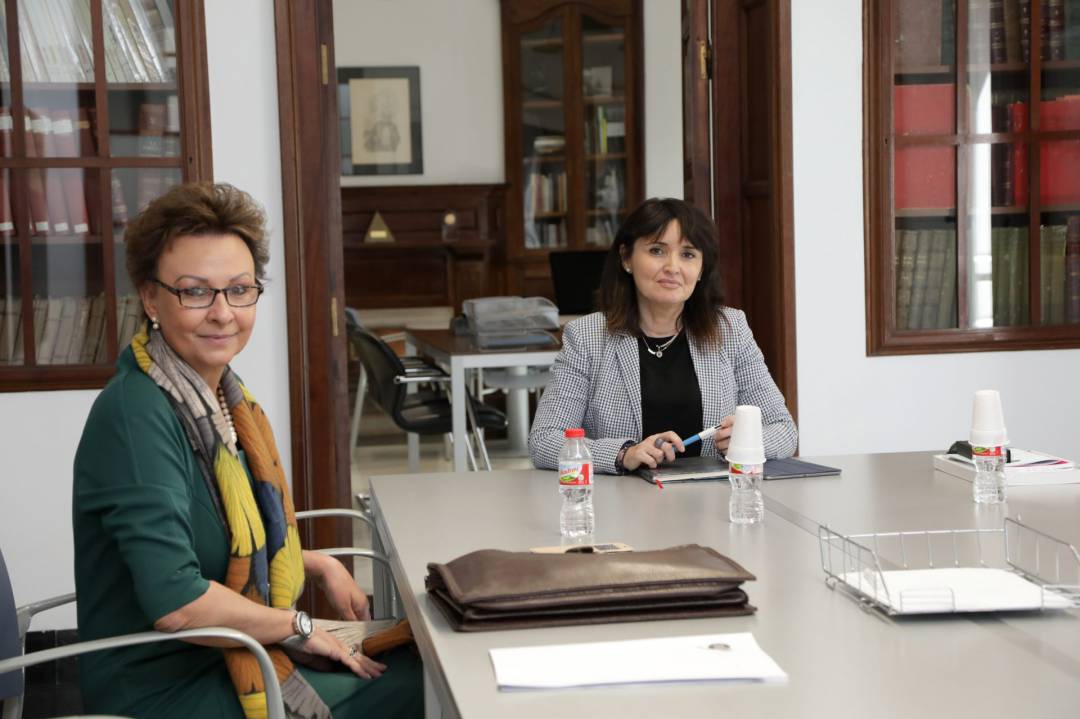 La ya exdirectora del Instituto Juan Gil-Albert, Teresa Pérez Vázquez (i) y la vicepresidenta y diputada de Cultura, Julia Parra, de Ciudadanos, tras la designación del equipo del organismo, el pasado julio.