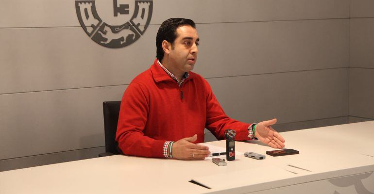 El alcalde de Alcalá La Real, Carlos Hinojosa, durante la rueda de prensa de los presupuestos participativos.