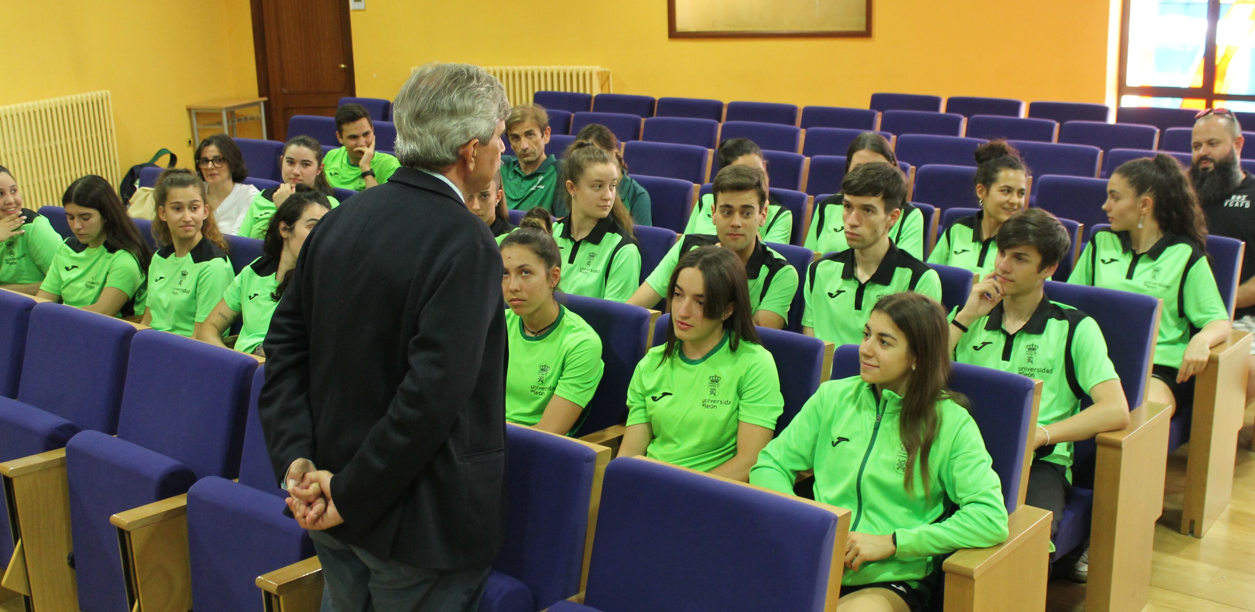 El Rector, durante la recepción a los deportistas universitarios